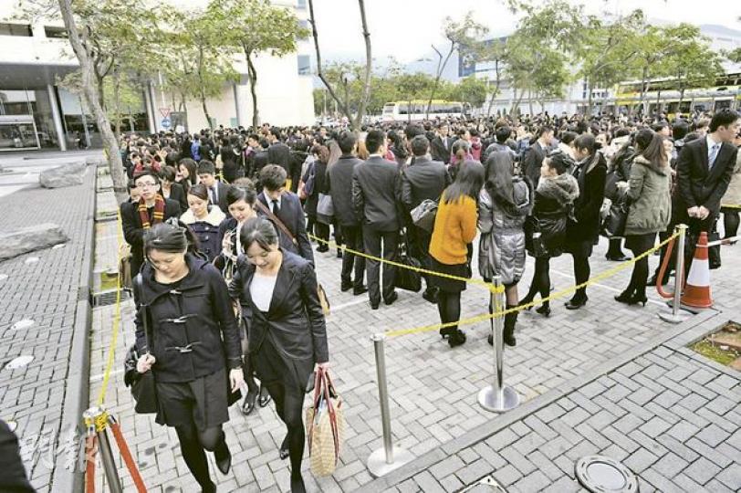 近千名夢想成為空姐或空中少爺的年輕人,應徵擔任國泰航空機艙服務員,部分人更在前晚深夜通宵輪候。(尹錦恩攝) 近千名夢想成為空姐或空中少爺的年輕人,應徵擔任國泰航空機艙服務員,部分人更在前晚深夜通宵輪候。(尹錦恩攝)