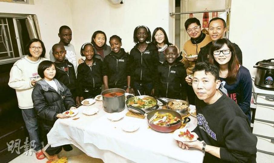 能聚在一起吃家常小菜,已讓一眾非洲兒童樂不可支,本港接待家庭亦盡其所能讓這群來自遙遠國度的兒童感受愛和快樂。(李澤彤攝) 能聚在一起吃家常小菜,已讓一眾非洲兒童樂不可支,本港接待家庭亦盡其所能讓這群來自遙遠國度的兒童感受愛和快樂。(李澤彤攝)