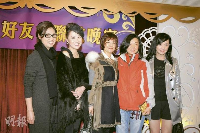 當年《歡樂今宵》的小花們,戚美珍(左起)、江欣燕、梁小冰、陳玉蓮及曾華倩,如今都已一枝花年紀,但依然美麗。(攝影/記者﹕劉一立)鄧英敏(左起)、廖安麗、麥景婷在幕前提供不少開心給觀眾,也有賴幕後創作的吳雨。(攝影/記者﹕劉一立) 當年《歡樂今宵》的小花們,戚美珍(左起)、江欣燕、梁小冰、陳玉蓮及曾華倩,如今都已一枝花年紀,但依然美麗。(攝影/記者﹕劉一立)鄧英敏(左起)、廖安麗、麥景婷在幕前提供不少開心給觀眾,也有賴幕後創作的吳雨。(攝影/記者﹕劉一立)