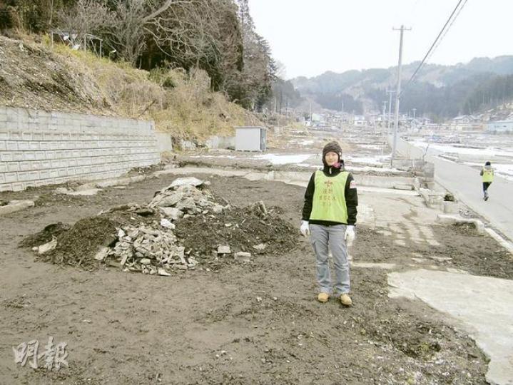 港人義工蘇曼音站在岩手縣大槌町被海嘯夷為平地的地基旁合照。她說把地基清理乾淨,是要維護災民的尊嚴。(吳克穎攝)蘇曼音以槌子清理大槌町民居的破玻璃窗。(吳克穎攝)釜石市地方政府為災民義務提供心理輔導服務。(吳克穎攝)岩手縣大槌町災後一年仍是一片廢墟,重建遙遙無期。(吳克穎攝)來自各地的義工上周在大槌町剷走積雪,方便災民出入。(吳克穎攝) 港人義工蘇曼音站在岩手縣大槌町被海嘯夷為平地的地基旁合照。她說把地基清理乾淨,是要維護災民的尊嚴。(吳克穎攝)蘇曼音以槌子清理大槌町民居的破玻璃窗。(吳克穎攝)釜石市地方政府為災民義務提供心理輔導服務。(吳克穎攝)岩手縣大槌町災後一年仍是一片廢墟,重建遙遙無期。(吳克穎攝)來自各地的義工上周在大槌町剷走積雪,方便災民出入。(吳克穎攝)