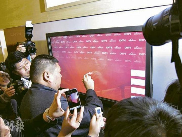 毛新宇拿起電子筆在觸控屏幕上寫字。(明報記者攝) 毛新宇拿起電子筆在觸控屏幕上寫字。(明報記者攝)