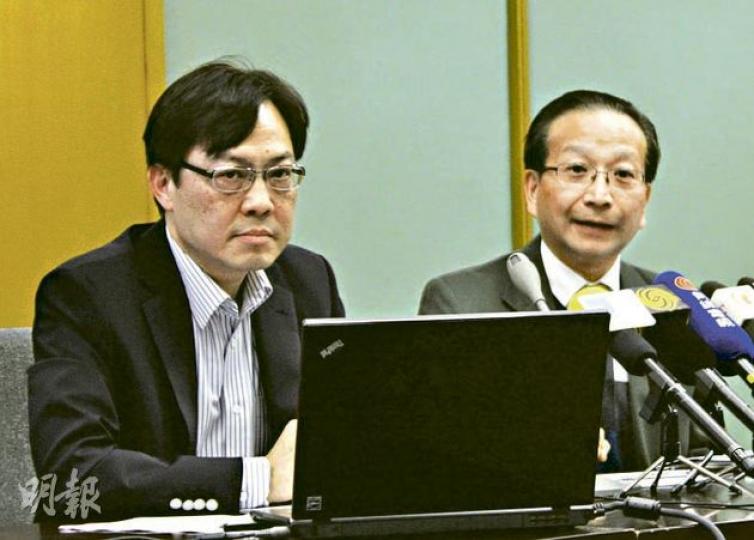 運輸署首席運輸主任伍樹雄(左)表示,獅隧南行管道內的快線已完成復修,今日起獅隧將實施分時段潮水式行車。(黃俊鋒攝) (明報製圖) 運輸署首席運輸主任伍樹雄(左)表示,獅隧南行管道內的快線已完成復修,今日起獅隧將實施分時段潮水式行車。(黃俊鋒攝) (明報製圖)