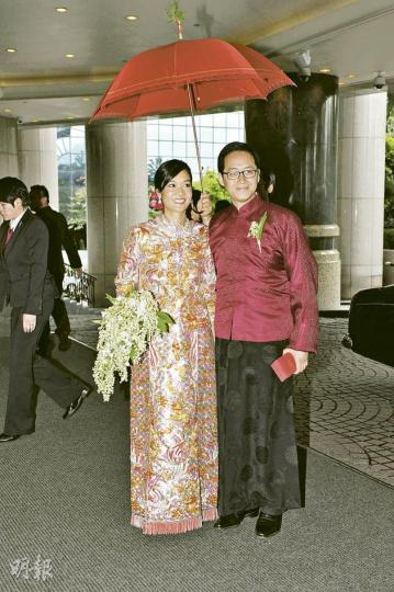「富三代」鄭志雯與龐建貽有情人終成眷屬,昨日舉行溫馨豪門婚禮。(攝影:鍾偉茵) 鄭裕彤希望孫女婚後生多幾個曾孫給他湊。(攝影:鍾偉茵) 鄭家純嫁女心情患得患失,他給女婿95分。(攝影:鍾偉茵) 鄭家純太太葉美卿一身粉紅衣充滿喜慶感覺。(攝影:鍾偉茵) 新人安排龍蝦、鮑魚撻飯盒給採訪傳媒。(攝影:鍾偉茵) 出席註冊儀式的賓客獲贈小盆裁裝飾。(攝影:鍾偉茵) 新娘3隻愛犬伴隨出嫁。(攝影:鍾偉茵) 一對新人乘坐PP99車牌的花車,寓意長長久久。(攝影:鍾偉茵) 徐子淇露纖腰展現好身材,她與老公李家誠 「富三代」鄭志雯與龐建貽有情人終成眷屬,昨日舉行溫馨豪門婚禮。(攝影:鍾偉茵) 鄭裕彤希望孫女婚後生多幾個曾孫給他湊。(攝影:鍾偉茵) 鄭家純嫁女心情患得患失,他給女婿95分。(攝影:鍾偉茵) 鄭家純太太葉美卿一身粉紅衣充滿喜慶感覺。(攝影:鍾偉茵) 新人安排龍蝦、鮑魚撻飯盒給採訪傳媒。(攝影:鍾偉茵) 出席註冊儀式的賓客獲贈小盆裁裝飾。(攝影:鍾偉茵) 新娘3隻愛犬伴隨出嫁。(攝影:鍾偉茵) 一對新人乘坐PP99車牌的花車,寓意長長久久。(攝影:鍾偉茵) 徐子淇露纖腰展現好身材,她與老公李家誠