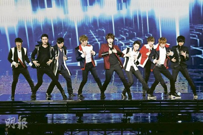 Super Junior獻唱多首大熱快歌作品《Mr.Simple》及《Sorry Sorry》等,令觀眾陷入瘋狂狀態。(左起)東海、始源、神童、李特、圭賢、晟敏、厲旭、銀赫、藝聲(微博圖片) 演唱會開首,成員即在水幕中大跳大唱。(攝影:孫華中) 藝聲(左一)及圭賢(左二)繞場與歌迷近距離接觸。(微博圖片) 圭賢不時擺出有型甫士,卻在模仿電影《仙樂飄飄處處聞》的環節中不慎甩褲。(微博圖片) 藝聲(左)與銀赫(右)一個歌藝出眾,一個舞技精湛,令SJ的現場演出非常有睇頭。(微博圖片) 成員希澈仍在當兵 Super Junior獻唱多首大熱快歌作品《Mr.Simple》及《Sorry Sorry》等,令觀眾陷入瘋狂狀態。(左起)東海、始源、神童、李特、圭賢、晟敏、厲旭、銀赫、藝聲(微博圖片) 演唱會開首,成員即在水幕中大跳大唱。(攝影:孫華中) 藝聲(左一)及圭賢(左二)繞場與歌迷近距離接觸。(微博圖片) 圭賢不時擺出有型甫士,卻在模仿電影《仙樂飄飄處處聞》的環節中不慎甩褲。(微博圖片) 藝聲(左)與銀赫(右)一個歌藝出眾,一個舞技精湛,令SJ的現場演出非常有睇頭。(微博圖片) 成員希澈仍在當兵