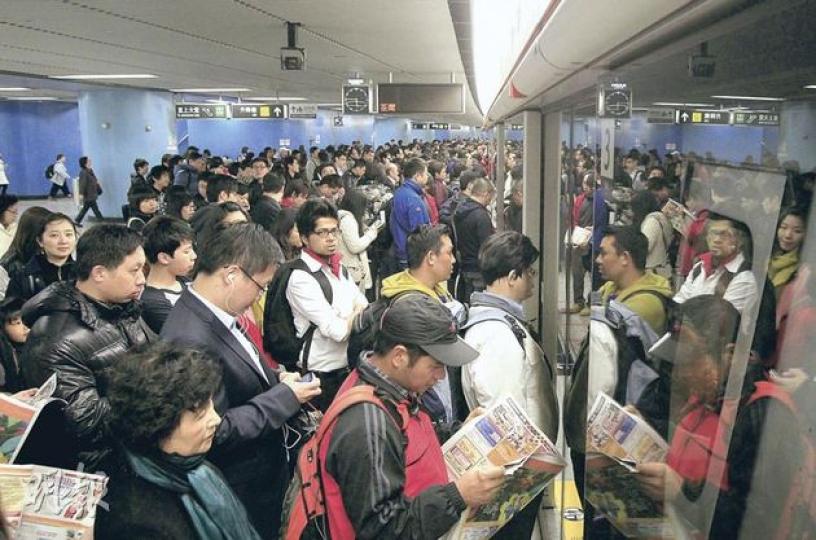 平日早上或黃昏的繁忙時間,金鐘站都會出現大批等候列車的乘客。(林振東攝) 平日早上或黃昏的繁忙時間,金鐘站都會出現大批等候列車的乘客。(林振東攝)