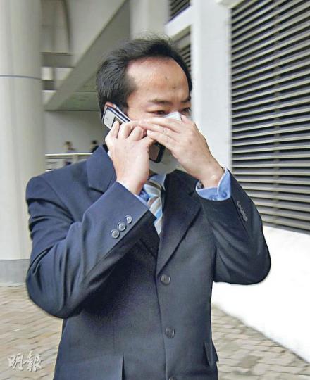 被告郭偉雄昨離庭時一直通電話,並着記者「唔好行咁埋影相」。(林綺琪攝) 被告郭偉雄昨離庭時一直通電話,並着記者「唔好行咁埋影相」。(林綺琪攝)