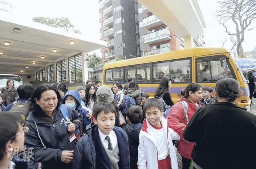 喇沙小學發生懷疑拐帶學童事件,校方昨晨報警。圖為下午放學時段,大批家長到校接子女放學,學校校車直接駛進校內操場接載學生。(余俊亮攝) 喇沙小學發生懷疑拐帶學童事件,校方昨晨報警。圖為下午放學時段,大批家長到校接子女放學,學校校車直接駛進校內操場接載學生。(余俊亮攝)
