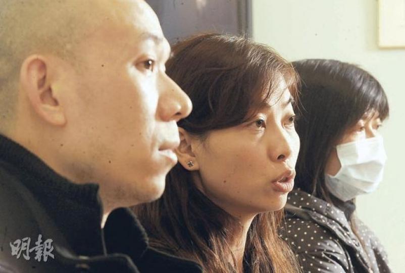 投訴人林小姐(中)說,屯門醫院在治療其母時疏忽誤診,會考慮以法律途徑追究責任。(劉焌陶攝) 投訴人林小姐(中)說,屯門醫院在治療其母時疏忽誤診,會考慮以法律途徑追究責任。(劉焌陶攝)