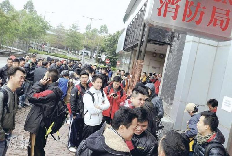 消防處職工總會昨與管理層討論削減工時期間,大批前線消防員在會場外靜候消息、以示支持工會。(尹錦恩攝) 消防處職工總會代表昨早與處方開會,未能就削減每周工時至48小時達成共識。消防職工總會主席李德其(圖)稱,會員於明天至周五按章工作,只提供緊急服務,不做清潔及運輸工作。(尹錦恩攝) 消防處職工總會昨與管理層討論削減工時期間,大批前線消防員在會場外靜候消息、以示支持工會。(尹錦恩攝) 消防處職工總會代表昨早與處方開會,未能就削減每周工時至48小時達成共識。消防職工總會主席李德其(圖)稱,會員於明天至周五按章工作,只提供緊急服務,不做清潔及運輸工作。(尹錦恩攝)
