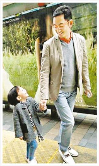 女兒熙兒精靈可愛,難怪吳啟華甘於做湊女公了。(微博圖片) 熙兒似媽咪石洋子,兩母女均擁有一副美人胚子。(微博圖片) 熙兒表情多多,討人喜歡。(微博圖片) 女兒熙兒精靈可愛,難怪吳啟華甘於做湊女公了。(微博圖片) 熙兒似媽咪石洋子,兩母女均擁有一副美人胚子。(微博圖片) 熙兒表情多多,討人喜歡。(微博圖片)