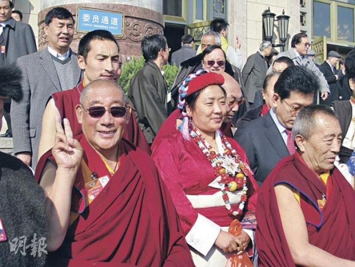 全國政協會議昨日落下帷幕,西藏林芝的旦白尼瑪活佛(前排左)戴着墨鏡與其他委員合影留念時,舉起勝利手勢。(劉洪慶攝) 楊繼繩敦促中共黨內派系公開化、政治競爭規範化。(明報記者攝) 全國政協會議昨日落下帷幕,西藏林芝的旦白尼瑪活佛(前排左)戴着墨鏡與其他委員合影留念時,舉起勝利手勢。(劉洪慶攝) 楊繼繩敦促中共黨內派系公開化、政治競爭規範化。(明報記者攝)