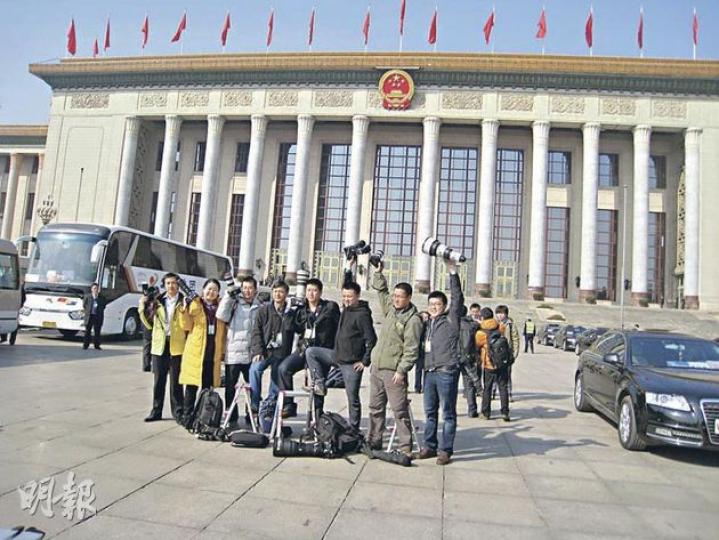 「兩會」採訪告一段落,攝影記者在場外高舉相機合影,儼如「蠱惑仔」。(劉洪慶攝) 「兩會」採訪告一段落,攝影記者在場外高舉相機合影,儼如「蠱惑仔」。(劉洪慶攝)