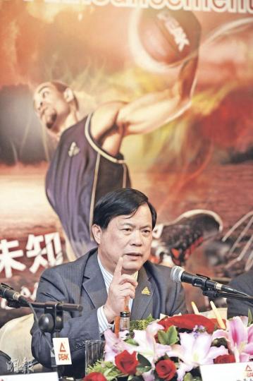 匹克體育主席許景南(圖)稱,今年重點為消化庫存,會減少分店數目至7000間。(何家達攝) 匹克體育主席許景南(圖)稱,今年重點為消化庫存,會減少分店數目至7000間。(何家達攝)