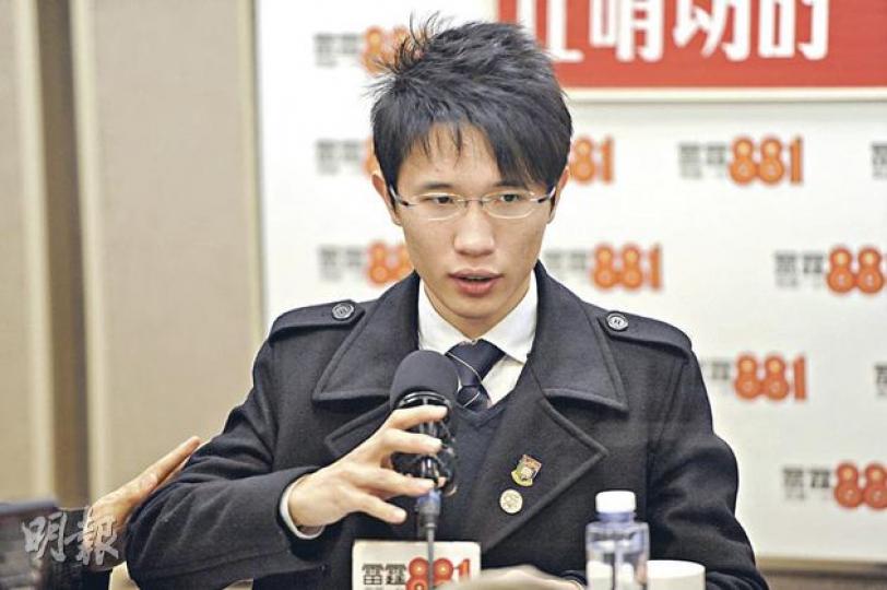 香港大學學生會會長陳冠康昨出席商台節目,強調刊登聲明是要呼籲社會關注「黑金政治」,並非要支持任何一名候選人。(尹錦恩攝) 港大校園民主牆上,昨有人貼上要求學生會會長陳冠康下台的字句,批評學生會斥數十萬會費刊登聲明浪費資源。抗議字句一度被人以其他單張遮蓋,但至下午已被清理。(何家達攝) 香港大學學生會會長陳冠康昨出席商台節目,強調刊登聲明是要呼籲社會關注「黑金政治」,並非要支持任何一名候選人。(尹錦恩攝) 港大校園民主牆上,昨有人貼上要求學生會會長陳冠康下台的字句,批評學生會斥數十萬會費刊登聲明浪費資源。抗議字句一度被人以其他單張遮蓋,但至下午已被清理。(何家達攝)