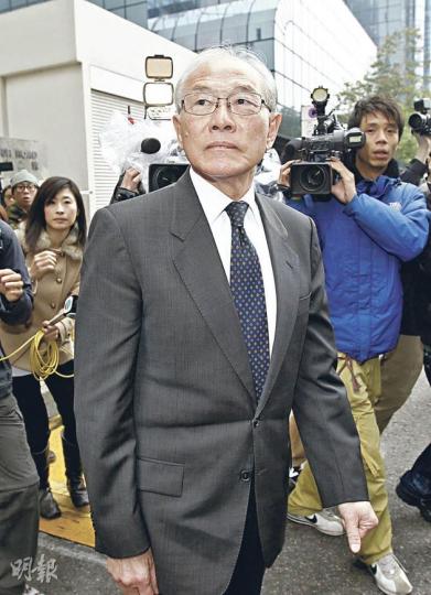 黃健靈昨被裁定公職人員行為失當及偽造帳目罪成,獲准保釋候判。他未有回應會否上訴,離庭前仍如常整理頭髮,昂首闊步面對鏡頭。(李紹昌攝) 黃健靈昨被裁定公職人員行為失當及偽造帳目罪成,獲准保釋候判。他未有回應會否上訴,離庭前仍如常整理頭髮,昂首闊步面對鏡頭。(李紹昌攝)