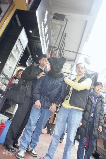 涉嫌強姦17歲少女的疑犯,昨午被帶返時鐘酒店調查。(雲錦鋒攝) 疑犯相約少女到旺角「應徵」,將她誘騙到時鐘酒店強姦。(雲錦鋒攝) 涉嫌強姦17歲少女的疑犯,昨午被帶返時鐘酒店調查。(雲錦鋒攝) 疑犯相約少女到旺角「應徵」,將她誘騙到時鐘酒店強姦。(雲錦鋒攝)