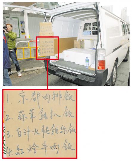 警方在何文田忠孝街破獲有黑社會背景「飯盒黨」,探員更喬裝商販,掛出京都肉排飯、紅燴牛肉飯等「菜單」,在地盤門外賣飯盒,終引出黑幫分子拘人。(鍾炳然攝) 警方在何文田忠孝街破獲有黑社會背景「飯盒黨」,探員更喬裝商販,掛出京都肉排飯、紅燴牛肉飯等「菜單」,在地盤門外賣飯盒,終引出黑幫分子拘人。(鍾炳然攝)
