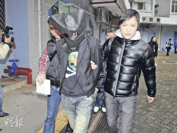 警方昨晨到大埔富亨邨富榮樓,拘捕一名涉在社交網站貼出K仔作販賣的青年。(蔡方山攝) 警方昨晨到大埔富亨邨富榮樓,拘捕一名涉在社交網站貼出K仔作販賣的青年。(蔡方山攝)