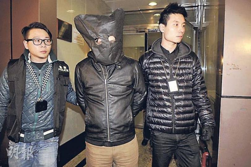 慣匪(中)被捕後,昨凌晨被押返北角家中搜查。(衛永康攝) 警方在尖沙嘴一間鐘表店外拘捕盜竊慣匪,起出共5萬元賊贓。(衛永康攝) 慣匪(中)被捕後,昨凌晨被押返北角家中搜查。(衛永康攝) 警方在尖沙嘴一間鐘表店外拘捕盜竊慣匪,起出共5萬元賊贓。(衛永康攝)