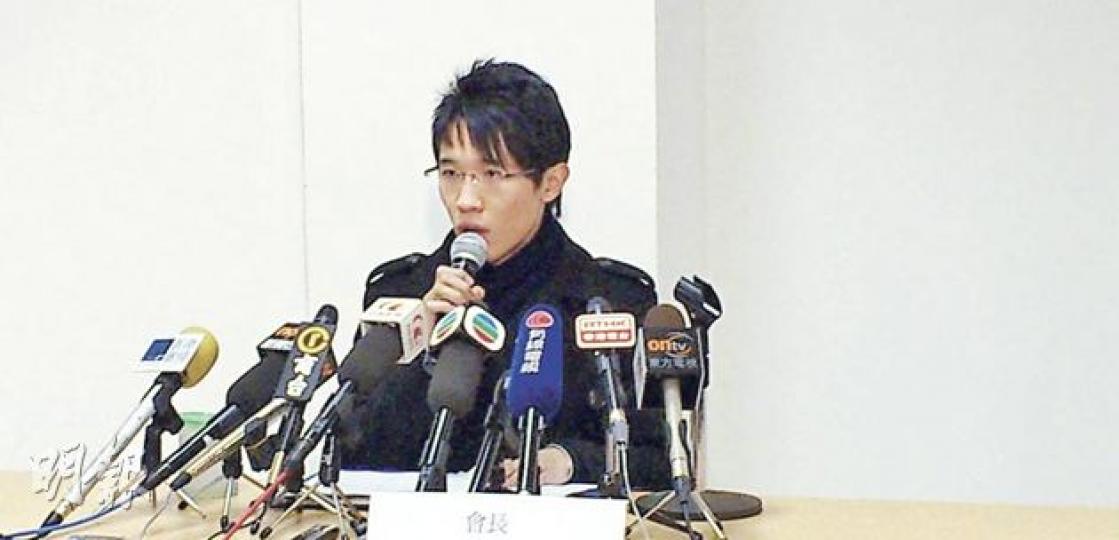 港大學生會會長陳冠康昨表示若因廣告觸犯選舉條例,他願一力承擔責任。(周婷攝) 港大學生會會長陳冠康昨表示若因廣告觸犯選舉條例,他願一力承擔責任。(周婷攝)