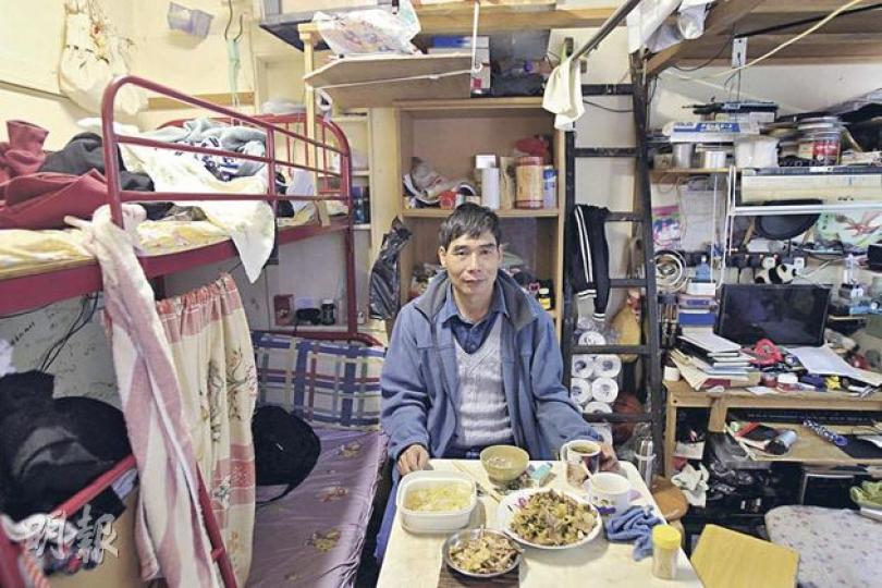 49歲的蔡林芬(圖)和太太、88歲的爸爸、3名子女居於不足100呎劏房單位,他認為當局應先讓家庭上樓,令小孩可在較好環境成長。(林振東攝) 49歲的蔡林芬(圖)和太太、88歲的爸爸、3名子女居於不足100呎劏房單位,他認為當局應先讓家庭上樓,令小孩可在較好環境成長。(林振東攝)