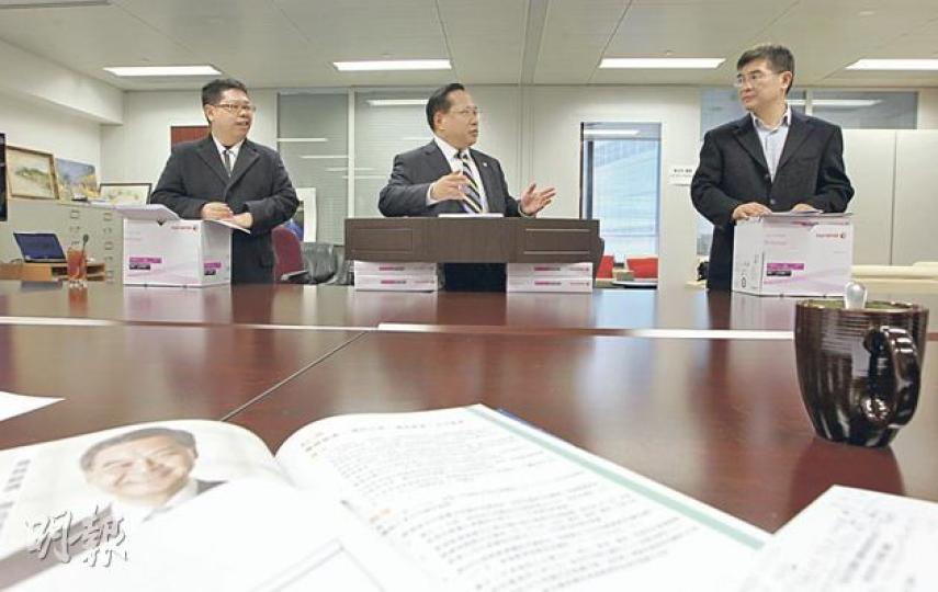 泛民特首候選人何俊仁(中)積極為明日的選舉辯論備戰,除熟讀對手政綱外,更找來黨友單仲偕(右)及林子健(左)分別扮演梁振英及唐英年,練習應對及辯論技巧。(李澤彤攝) 泛民特首候選人何俊仁(中)積極為明日的選舉辯論備戰,除熟讀對手政綱外,更找來黨友單仲偕(右)及林子健(左)分別扮演梁振英及唐英年,練習應對及辯論技巧。(李澤彤攝)