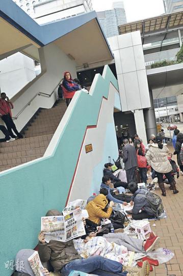 縱使香港蘋果旗艦店已明言周五新iPad發售只限網上訂購,但昨午仍有約50名巿民在店外排隊。(林錫禮攝) 縱使香港蘋果旗艦店已明言周五新iPad發售只限網上訂購,但昨午仍有約50名巿民在店外排隊。(林錫禮攝)