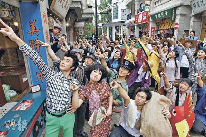 海洋公園新景點「香港老大街」昨日開幕,以1950至70年代的香港為主題,耗資逾千萬元,除了復古的建築物外,演藝人員亦打扮成昔日的「老街坊」。(李紹昌攝) 海洋公園新景點「香港老大街」昨日開幕,以1950至70年代的香港為主題,耗資逾千萬元,除了復古的建築物外,演藝人員亦打扮成昔日的「老街坊」。(李紹昌攝)