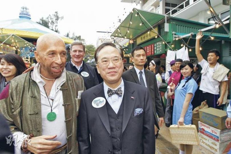 特首曾蔭權(右)昨出席海洋公園新景點「香港老大街」開幕禮,逗留近1小時欣賞表演。他離開時被記者問到「究竟去過幾多次澳門?」等問題,沒有停下回應。旁為以一身「老街坊」打扮的海洋公園主席盛智文。(李紹昌攝) 特首曾蔭權(右)昨出席海洋公園新景點「香港老大街」開幕禮,逗留近1小時欣賞表演。他離開時被記者問到「究竟去過幾多次澳門?」等問題,沒有停下回應。旁為以一身「老街坊」打扮的海洋公園主席盛智文。(李紹昌攝)