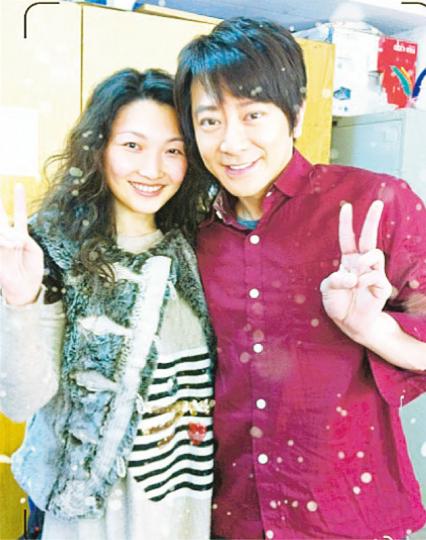 孫耀威(右)跟該名被指與他有親密動作的女化妝師紅蘋果(左)開心合照,以證明大家老友鬼鬼。(微博圖片) 孫耀威(右)跟該名被指與他有親密動作的女化妝師紅蘋果(左)開心合照,以證明大家老友鬼鬼。(微博圖片)
