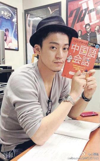 有份演出《楊貴妃》的小栗旬早前已經遠赴內地開工,不但學武練騎馬,更跟老師學習普通話。(微博圖片) 有份演出《楊貴妃》的小栗旬早前已經遠赴內地開工,不但學武練騎馬,更跟老師學習普通話。(微博圖片)