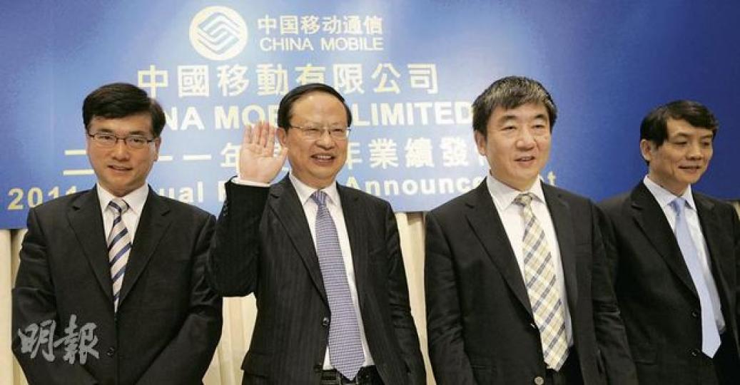 中移動董事長王建宙(左二)已屆退休之齡,昨日出席業績會時表示,已做好退休準備,並向在場的記者道謝,似是告別禮。被視為熱門接班人,站在王建宙旁的首席執行官李躍(左一)笑言,還有副董事長奚國華(右二),不可能是他接棒。(余俊亮攝) 中移動董事長王建宙(左二)已屆退休之齡,昨日出席業績會時表示,已做好退休準備,並向在場的記者道謝,似是告別禮。被視為熱門接班人,站在王建宙旁的首席執行官李躍(左一)笑言,還有副董事長奚國華(右二),不可能是他接棒。(余俊亮攝)