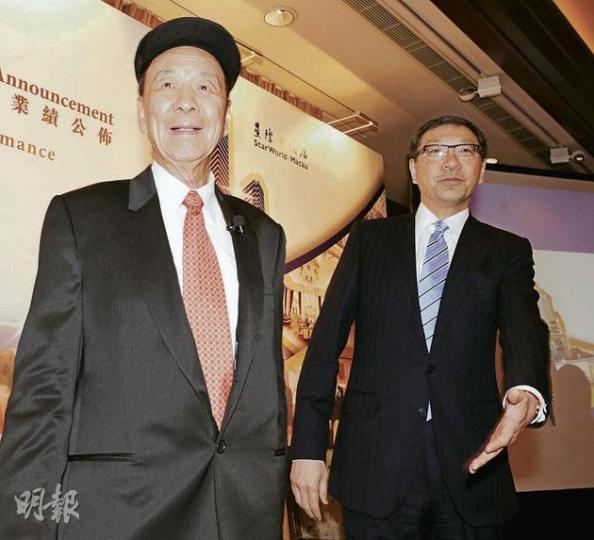 銀娛副主席呂耀東(右)維持今年濠江博彩收入增長最多兩成半的預測,並稱不論中場抑或貴賓廳的生意均遠未到飽和點。左為銀娛主席呂志和。(劉焌陶攝) 銀娛副主席呂耀東(右)維持今年濠江博彩收入增長最多兩成半的預測,並稱不論中場抑或貴賓廳的生意均遠未到飽和點。左為銀娛主席呂志和。(劉焌陶攝)