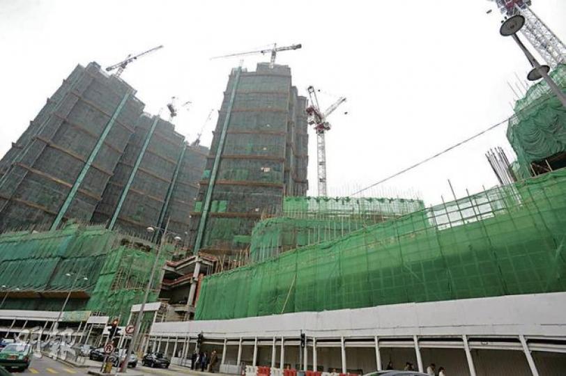 新地西鐵屯門站項目正式命名為瓏門。新地代理執行董事雷霆表示,樓盤名字寓意「一登瓏門、升價十倍」,而首期預計明年下半年落成,意向呎價1萬元。(尹錦恩攝) 新地西鐵屯門站項目正式命名為瓏門。新地代理執行董事雷霆表示,樓盤名字寓意「一登瓏門、升價十倍」,而首期預計明年下半年落成,意向呎價1萬元。(尹錦恩攝)