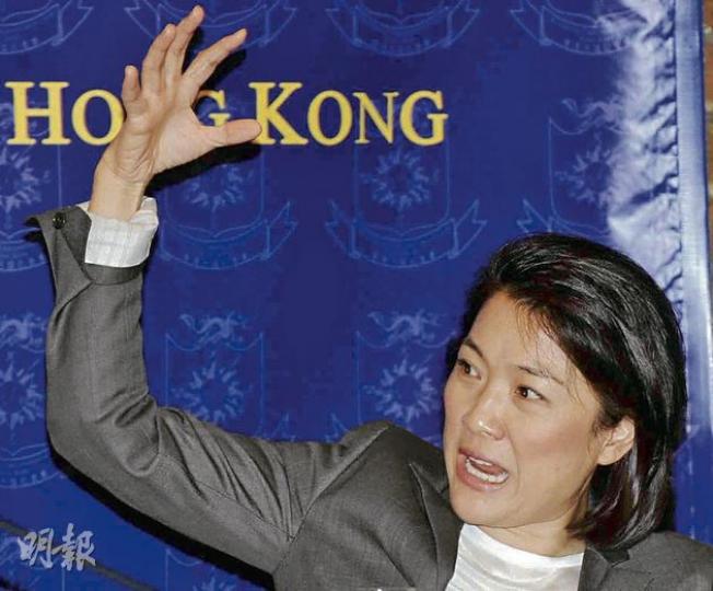 SOHO中國首席執行官張欣說,有關「房價在下跌」的說法缺乏邏輯,「因為實際上並沒有成交量、沒有市場,因此沒有真正的價格信號。」(劉焌陶攝) SOHO中國首席執行官張欣說,有關「房價在下跌」的說法缺乏邏輯,「因為實際上並沒有成交量、沒有市場,因此沒有真正的價格信號。」(劉焌陶攝)