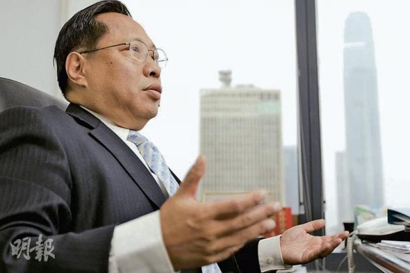 解放軍駐香港部隊大廈與國際金融中心只是數街之遙(圖遠方),泛民特首候選人何俊仁認為,中央以「黨人治港」的路線已日漸清楚,又直言商界很善變,相信他們對梁振英的強硬態度很快會軟化,即使梁上場也不會打擊地產霸權。(郭慶輝攝) 解放軍駐香港部隊大廈與國際金融中心只是數街之遙(圖遠方),泛民特首候選人何俊仁認為,中央以「黨人治港」的路線已日漸清楚,又直言商界很善變,相信他們對梁振英的強硬態度很快會軟化,即使梁上場也不會打擊地產霸權。(郭慶輝攝)