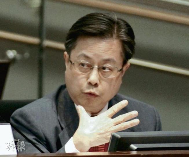 屋宇署長區載佳昨表示,屋宇署調查人員欲再進入唐宅調查的要求未獲業主批准,他強調,縱未獲所有人合作,仍希望可在5月底前完成調查及交律政司研究是否檢控。(郭慶輝攝) 屋宇署長區載佳昨表示,屋宇署調查人員欲再進入唐宅調查的要求未獲業主批准,他強調,縱未獲所有人合作,仍希望可在5月底前完成調查及交律政司研究是否檢控。(郭慶輝攝)