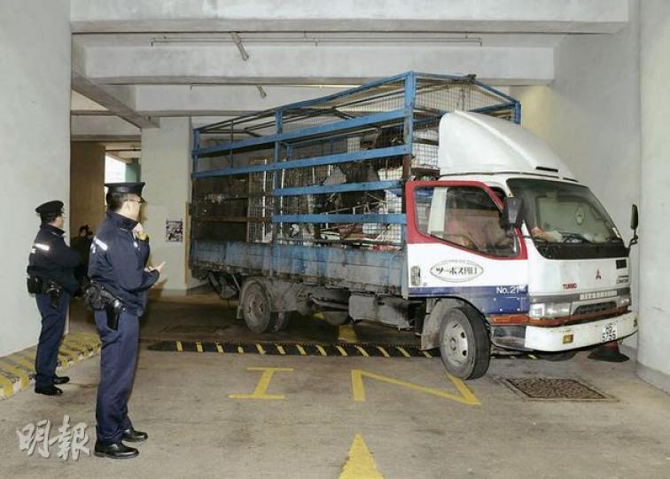 涉事貨車用作運送回收廢料,頗為殘舊,事後警方已將車匙交回姓鄭司機。(蔡方山攝) 涉事貨車用作運送回收廢料,頗為殘舊,事後警方已將車匙交回姓鄭司機。(蔡方山攝)