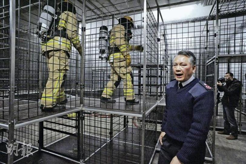 近年劏房火警有增加趨勢,九龍總區副消防總長司徒日新(圖右二)稱,為助消防學員應付,消防訓練設施包括了圖中的「迷宮鐵籠」,學員要在模擬鐵籠火場中學習搜索救人。(劉焌陶攝) 近年劏房火警有增加趨勢,九龍總區副消防總長司徒日新(圖右二)稱,為助消防學員應付,消防訓練設施包括了圖中的「迷宮鐵籠」,學員要在模擬鐵籠火場中學習搜索救人。(劉焌陶攝)