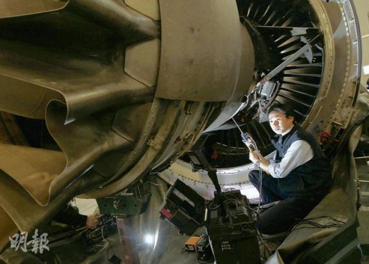 本港唯一負責維修民用航機引擎的香港航空發動機維修服務有限公司(HAESL)表示,今年計劃增聘180名技術人員。(李澤彤攝) 香港航空發動機維修服務有限公司(HAESL)耗資約3.9億港元,於將軍澳興建的第5期維修中心已於去年落成運作。左為香港工程師學會航空界別顧問小組委員詹永年、中為該會會長陳福祥、右為HAESL商務及物料管理總經理朱耀燊。(李澤彤攝) 本港唯一負責維修民用航機引擎的香港航空發動機維修服務有限公司(HAESL)表示,今年計劃增聘180名技術人員。(李澤彤攝) 香港航空發動機維修服務有限公司(HAESL)耗資約3.9億港元,於將軍澳興建的第5期維修中心已於去年落成運作。左為香港工程師學會航空界別顧問小組委員詹永年、中為該會會長陳福祥、右為HAESL商務及物料管理總經理朱耀燊。(李澤彤攝)