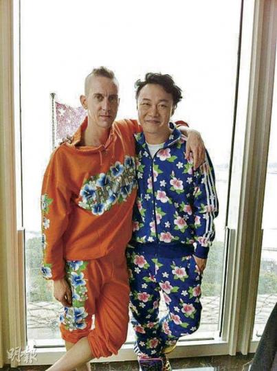 陳奕迅與Jeremy Scott(左)穿上花花運動裝變成花花公子。(微博圖片) 陳奕迅與Jeremy Scott(左)穿上花花運動裝變成花花公子。(微博圖片)