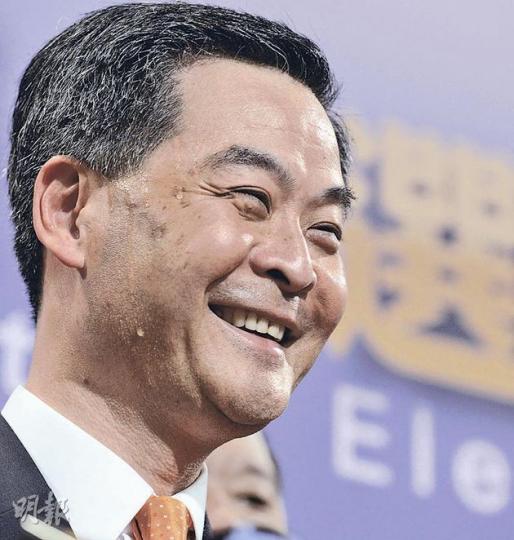唐英年昨晚連環爆出9年前梁振英的商台續牌事件及23條「鎮壓論」風波,但梁不承認,唐質疑梁因「講大話」而流汗。不過,在早前梁振英在遞交提名參選特首後的記者會上,亦滿頭大汗。(何家達攝) 唐英年昨晚連環爆出9年前梁振英的商台續牌事件及23條「鎮壓論」風波,但梁不承認,唐質疑梁因「講大話」而流汗。不過,在早前梁振英在遞交提名參選特首後的記者會上,亦滿頭大汗。(何家達攝)