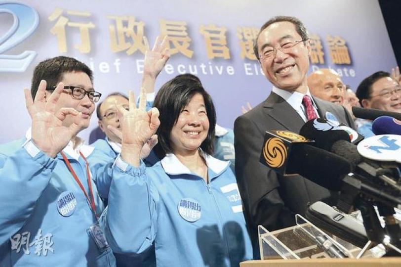 特首候選人唐英年(左三)穿西裝、結上紅色領帶,太太郭妤淺(左二)和競選團隊一同穿上印有「3號唐英年」藍色風衣、佩戴「講得出 做得到」襟章,以示團結。(何家達攝) 特首候選人梁振英(前右二)結上橙色領呔、佩戴「齊心」襟章,梁太唐青儀(右一)以橙色上衣襯橙色外套,以示支持。(何家達攝) 特首候選人唐英年(左三)穿西裝、結上紅色領帶,太太郭妤淺(左二)和競選團隊一同穿上印有「3號唐英年」藍色風衣、佩戴「講得出 做得到」襟章,以示團結。(何家達攝) 特首候選人梁振英(前右二)結上橙色領呔、佩戴「齊心」襟章,梁太唐青儀(右一)以橙色上衣襯橙色外套,以示支持。(何家達攝)