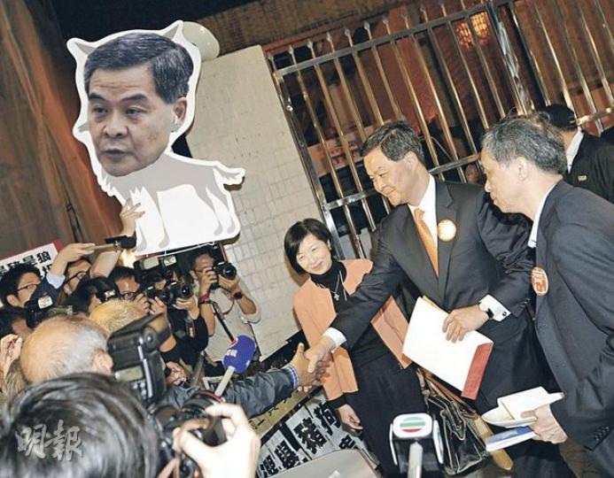 3名特首候選人昨晚抵達港台時,被示威者包圍,有示威者將梁振英的頭像貼上狼身,梁振英(右二)及其競選辦成員則接過部分示威物品,梁振英亦與示威者握手。(余俊亮攝) 特首候選人唐英年昨晚乘坐旅遊巴抵達辯論會場,現場引起混亂,多名示威者將標語放在唐英年的車外,大批警員築起人鏈保護唐英年的旅遊巴。(余俊亮攝) 昨晚電視辯論完結後,大批示威者包圍辯論場地港台電視大廈出口,令兩名建制派候選人梁振英和唐英年的車輛無法離開,大批警員到場開路。部分示威者堅拒離開,被警員逐一抬離現場。(余俊亮攝) 社民連以鵪鶉蛋、鹹 3名特首候選人昨晚抵達港台時,被示威者包圍,有示威者將梁振英的頭像貼上狼身,梁振英(右二)及其競選辦成員則接過部分示威物品,梁振英亦與示威者握手。(余俊亮攝) 特首候選人唐英年昨晚乘坐旅遊巴抵達辯論會場,現場引起混亂,多名示威者將標語放在唐英年的車外,大批警員築起人鏈保護唐英年的旅遊巴。(余俊亮攝) 昨晚電視辯論完結後,大批示威者包圍辯論場地港台電視大廈出口,令兩名建制派候選人梁振英和唐英年的車輛無法離開,大批警員到場開路。部分示威者堅拒離開,被警員逐一抬離現場。(余俊亮攝) 社民連以鵪鶉蛋、鹹