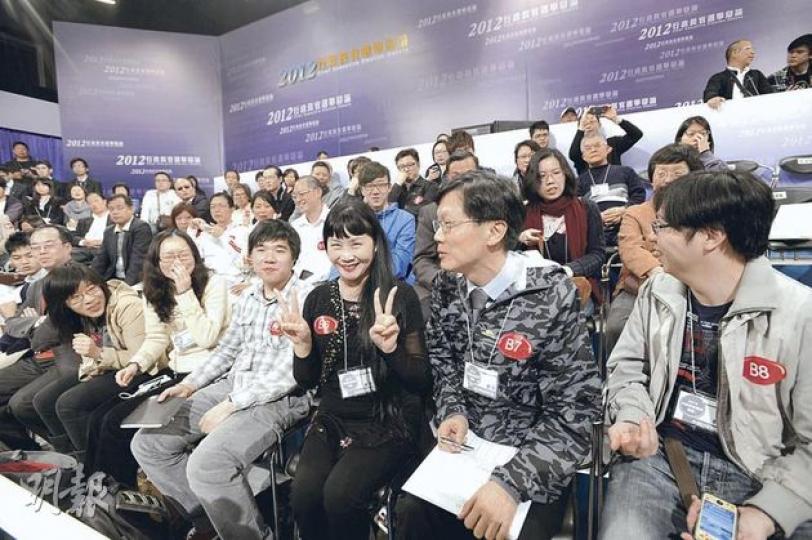 特首選舉電視論壇找來150名市民擔任現場觀眾,並抽出多名觀眾向特首候選人提問,市民多關心政改、教育、雙非等問題。(何家達攝) 全港市民可在電視機旁收看整個辯論過程,小童群益會昨安排一批小朋友一起觀看辯論直播,並即場投票,最終白票最多,佔總數三分之一。(鄧宗弘攝) 特首選舉電視論壇找來150名市民擔任現場觀眾,並抽出多名觀眾向特首候選人提問,市民多關心政改、教育、雙非等問題。(何家達攝) 全港市民可在電視機旁收看整個辯論過程,小童群益會昨安排一批小朋友一起觀看辯論直播,並即場投票,最終白票最多,佔總數三分之一。(鄧宗弘攝)
