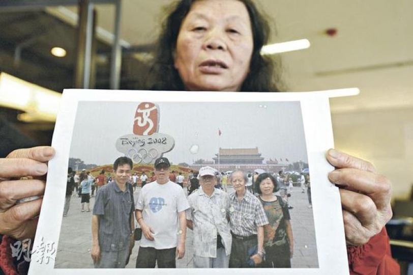 王太手上最後一張合照已是2008年上訪時所拍(右二為王文金,右一為王妻),她無奈說﹕「還有其他照片在相機內,但相機在政府抓人時弄丟了」。 (何家達攝) 王太手上最後一張合照已是2008年上訪時所拍(右二為王文金,右一為王妻),她無奈說﹕「還有其他照片在相機內,但相機在政府抓人時弄丟了」。 (何家達攝)