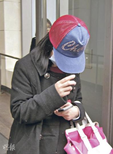 葉麗娟昨被大批傳媒追訪,但她是次不再向記者哭訴,只一邊哭一邊表示不再回應,甫離開法院即登上一輛七人車離去。(林綺琪攝) 葉麗娟昨被大批傳媒追訪,但她是次不再向記者哭訴,只一邊哭一邊表示不再回應,甫離開法院即登上一輛七人車離去。(林綺琪攝)