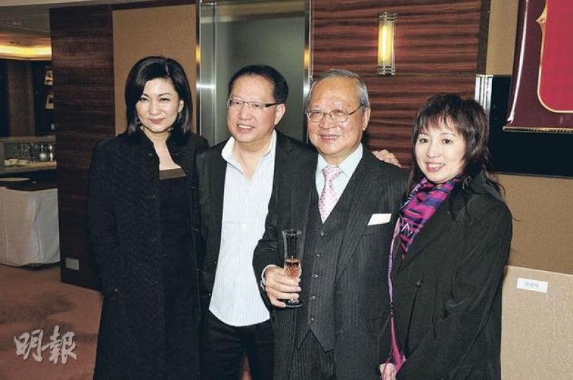 梁乃鵬(右二)設宴歡送劉家豪(左二)、梅小青(右一),樂易玲(左一)獲邀出席。(攝影﹕梁迺楠) 徐子珊(左起)、李香琴、關菊英、楊怡、米雪、鍾嘉欣是劉家豪愛起用的班底。(攝影﹕梁迺楠) 梁乃鵬(右二)設宴歡送劉家豪(左二)、梅小青(右一),樂易玲(左一)獲邀出席。(攝影﹕梁迺楠) 徐子珊(左起)、李香琴、關菊英、楊怡、米雪、鍾嘉欣是劉家豪愛起用的班底。(攝影﹕梁迺楠)