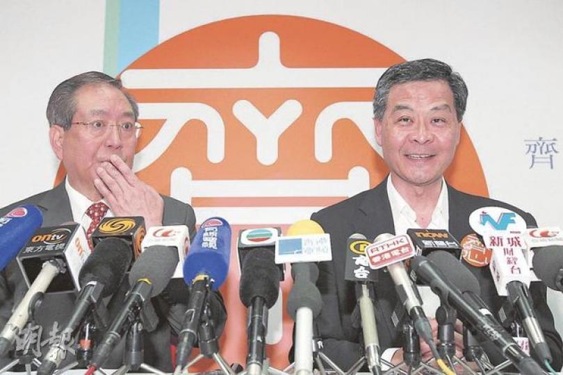 特首候選人梁振英(右)昨日由前教統局長李國章(左)陪同召開記者會,澄清被指要求縮短商台牌期及以防暴隊對付反23條立法示威者。他批評唐英年無根據揑造事實,是不擇手段作出「人格謀殺」的行為。(李紹昌攝) 特首候選人梁振英(右)昨日由前教統局長李國章(左)陪同召開記者會,澄清被指要求縮短商台牌期及以防暴隊對付反23條立法示威者。他批評唐英年無根據揑造事實,是不擇手段作出「人格謀殺」的行為。(李紹昌攝)