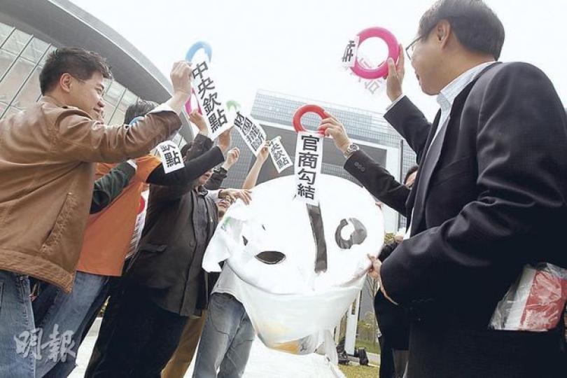 民陣將在3月25日特首選舉當天舉行集會,抗議小圈子選舉,並呼籲1200名選委當日不進場或投白票,又期望市民3月23日民間投票時投「棄權票」。(李紹昌攝) 民陣將在3月25日特首選舉當天舉行集會,抗議小圈子選舉,並呼籲1200名選委當日不進場或投白票,又期望市民3月23日民間投票時投「棄權票」。(李紹昌攝)